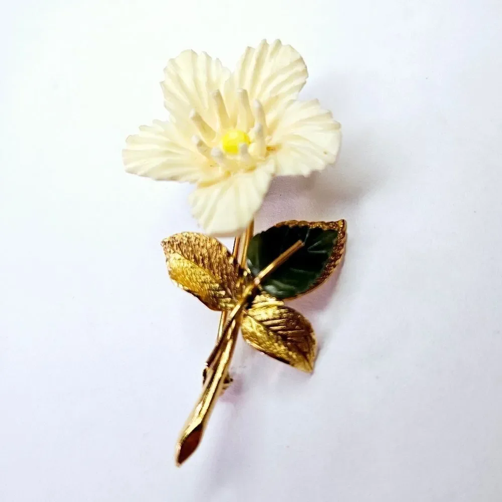 Vintage Wells Signed 14K Gold Filled Textured Cream Celluloid Flower Brooch Pin